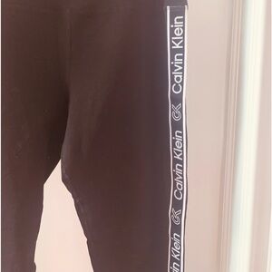EUC CALVIN KLEIN LOGO ANKLE LEGGINGS W/CALVIN KLEIN WRITTEN DOWN SIDE OF EA LEG!